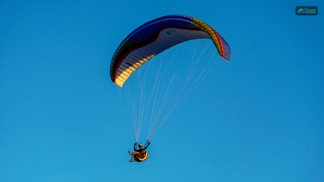 Best Months for Paragliding